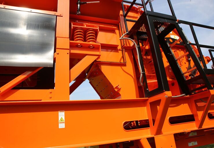 Features standard grizzly bypass chute and available cross-belt conveyor with flop gate to allow for either removal of the material that passes through the grizzly deck for stockpiling or blending back with the crushed material.  