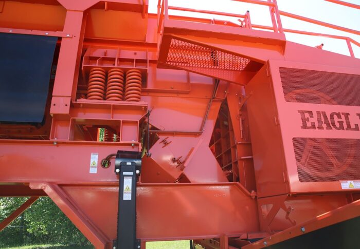 Features standard grizzly bypass chute and available cross-belt conveyor with flop gate to allow for either removal of the material that passes through the grizzly deck for stockpiling or blending back with the crushed material.  